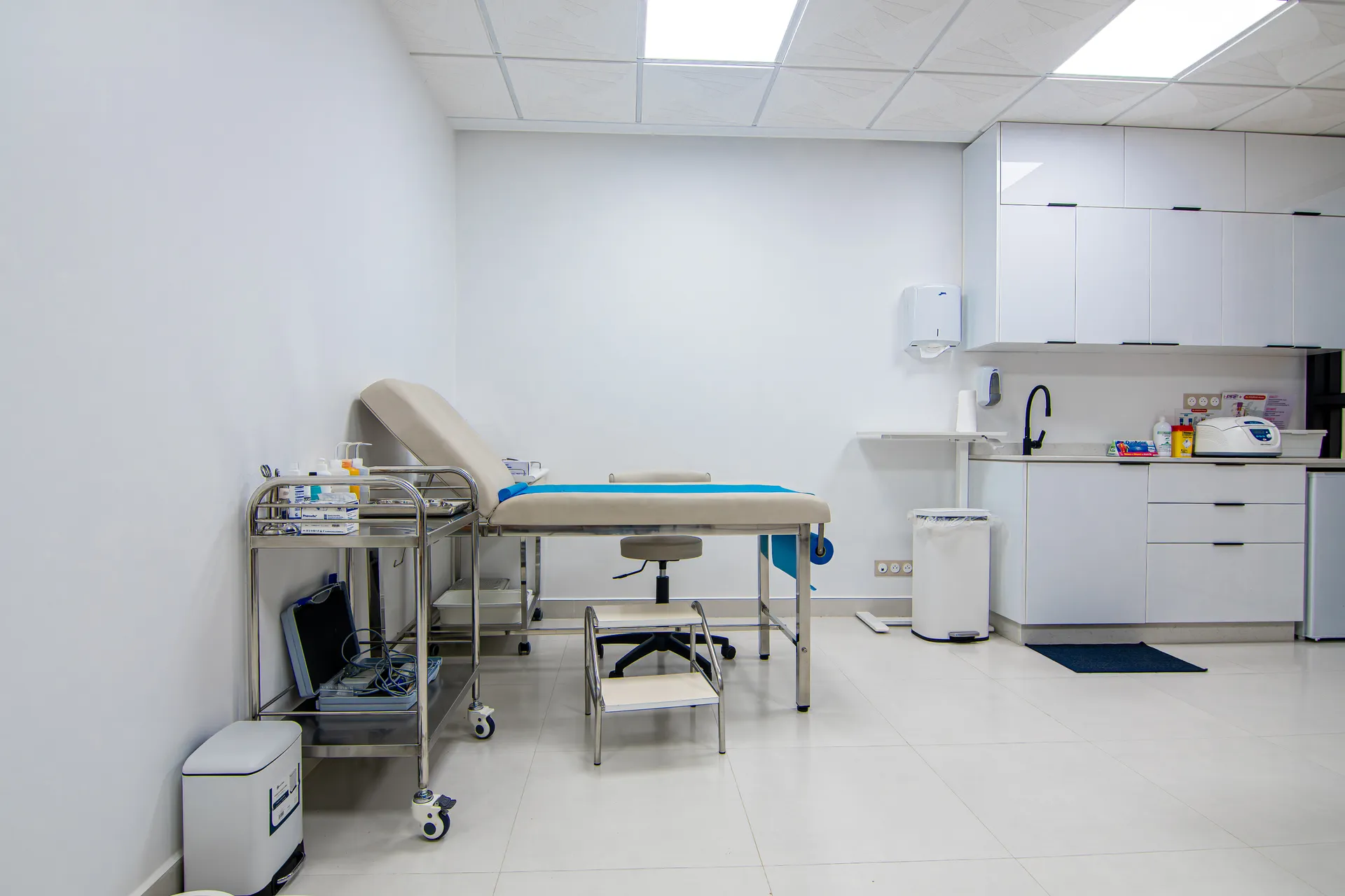 Salle d'examen du cabinet orthopédique à Témara