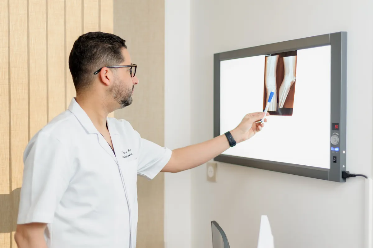 Dr. DOUFAAI analysant une radiographie