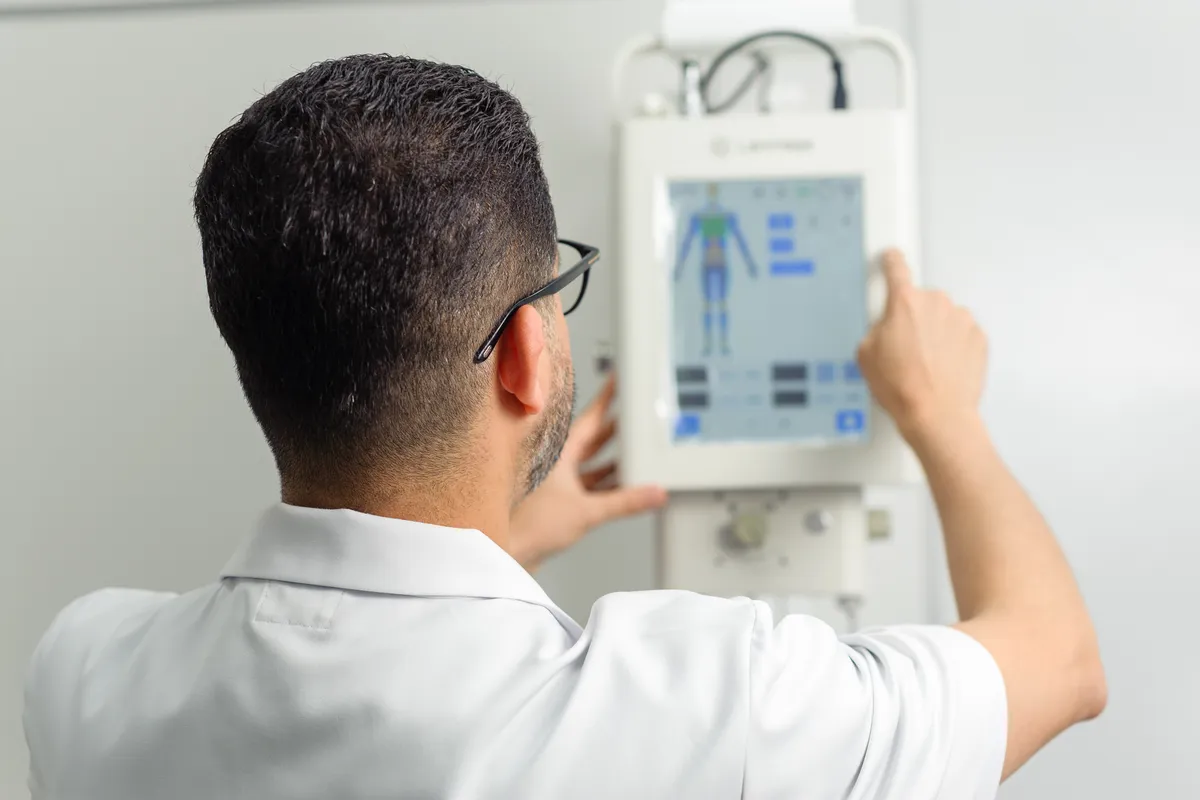 Dr. DOUFAAI utilisant un équipement médical